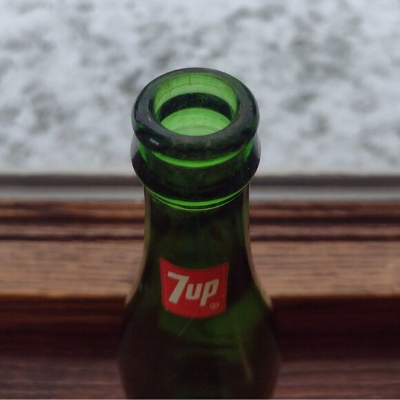 Vintage 7 Up Green Glass Soda Pop Bottle Red Dot 7 FL Oz Empty - Picture 4 of 6